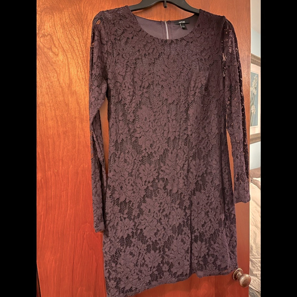 Dark purple lace Dress with sleeves and lining